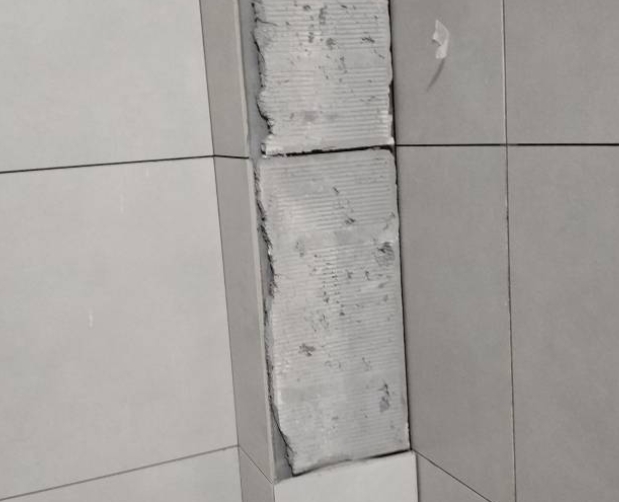 铜梁瓷砖空鼓维修公司分享下瓷砖施工前基层浇水润湿程度不足，可能导致以下问题