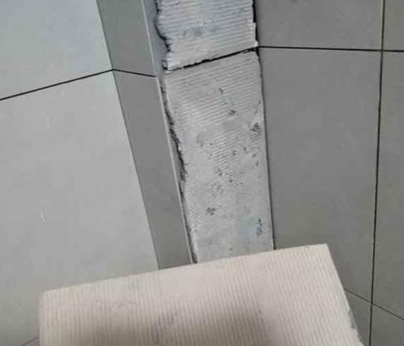 铜梁瓷砖空鼓维修公司分享下厨房瓷砖脱落的补救措施。